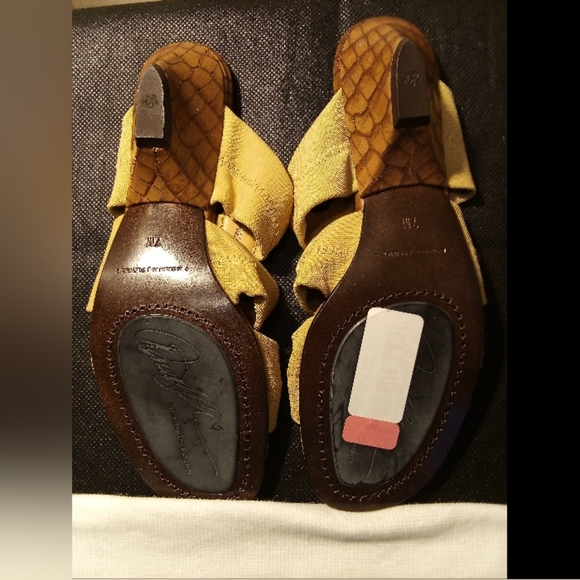 Donald J. Pliner - NWT- Open Toe Wedge, 3 Fabric Straps For Comfort, Size 7... - Picture 5 of 12